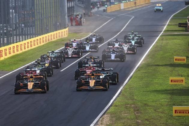 04 NORRIS Lando (gbr), McLaren F1 Team MCL38, 81 PIASTRI Oscar (aus), McLaren F1 Team MCL38, action start of the race, depart, during the Formula 1 Pirelli Gran Premio d’Italia 2024, Italian Grand Prix 2024, 16th round of the 2024 Formula One World Championship, WM, Weltmeisterschaft from August 30 to September 1, 2024 on the Autodromo Nazionale Monza, in Monza, Italy - F1 - ITALIAN GRAND PRIX 2024 DPPI Panoramic 240901_R16_ITALIA_DP_EA022004