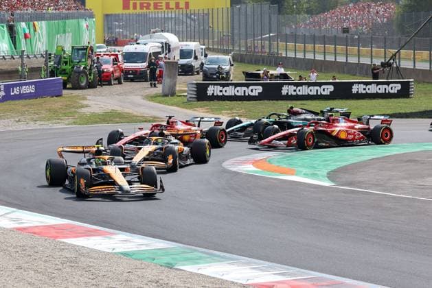 Start, Lando Norris (McLaren), Oscar Piastri (McLaren), Charles Leclerc (Scuderia Ferrari HP), Carlos Sainz jr. (Scuderia Ferrari HP), Lewis Hamilton (Mercedes-AMG), Rennen, Grosser Preis von Italien, Motorsport, Herren, Formel 1, 01.09.2024 Monza Lombardei Italien