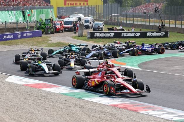 Start, Charles Leclerc (Scuderia Ferrari HP), Carlos Sainz jr. (Scuderia Ferrari HP), Lewis Hamilton (Mercedes-AMG), Max Verstappen (Red Bull), Sergio Perez (Red Bull), Fernando Alonso (Aston Martin), Rennen, Grosser Preis von Italien, Motorsport, Herren, Formel 1, 01.09.2024 Monza Lombardei Italien