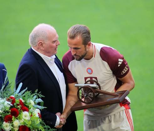 München, Deutschland 01. September 2024: Fussball, Herren, Bundesliga, Saison 2024 2025, FC Bayern München - SC Freiburg, Allianz Arena Uli Hoeneß, Hoeness, Ehrenpräsident (FC Bayern München) (lil. gratuliert Harry Kane (FC Bayern München) (re.) zum Torschützenkönig in der letzten Saison, hier mit der Trophäe, Torjägerkanone, Kanone, Auszeichung DFB, DFL regulations prohibit any use of photographs as image sequences and or quasi-video