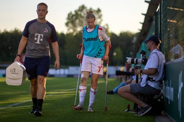 10.09.2024, GER, Frauenfußball, BL, 2024 2025, RB Leipzig - 1. FC Köln Anna-Lena Stolze (7, 1. FC Köln), Freisteller, auf Krücken, verletzt, ausgewechselt Leipzig Trainingszentrum der Roten Bulle Sachsen Deutschland
