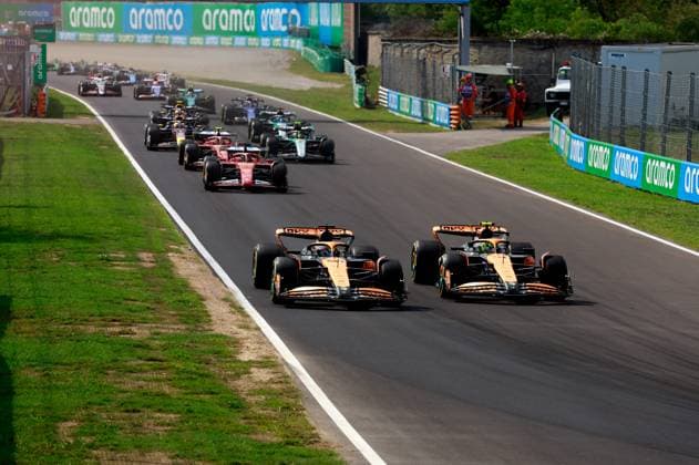 Start of the race, depart 81 PIASTRI Oscar (aus), McLaren F1 Team MCL38, action and 04 NORRIS Lando (gbr), McLaren F1 Team MCL38, action during the Formula 1 Pirelli Gran Premio d’Italia 2024, Italian Grand Prix 2024, 16th round of the 2024 Formula One World Championship, WM, Weltmeisterschaft from August 30 to September 1, 2024 on the Autodromo Nazionale Monza, in Monza, Italy - F1 - ITALIAN GRAND PRIX 2024 DPPI Panoramic 240901_R16_ITALIA_DP_F12024GP16ITA_JK526235