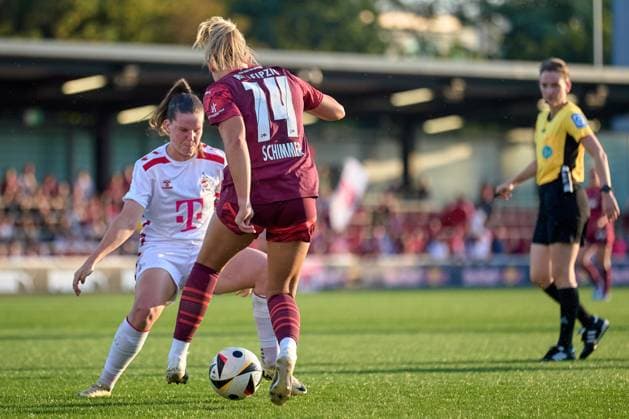10.09.2024, GER, Frauenfußball, BL, 2024 2025, RB Leipzig - 1. FC Köln Marleen Schimmer (14, RB Leipzig), Freisteller, Rückansicht, Aktion, mit Ball Leipzig Trainingszentrum der Roten Bulle Sachsen Deutschland