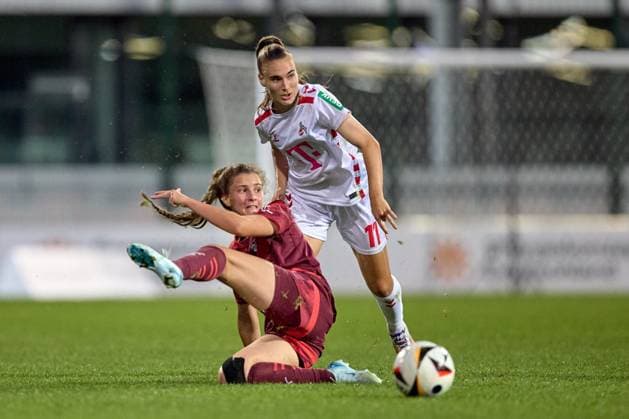 10.09.2024, GER, Frauenfußball, BL, 2024 2025, RB Leipzig - 1. FC Köln Julia Magerl (5, RB Leipzig, li.), Aktion, Ball vor Alena Bienz (11, 1. FC Köln) geklärt, Aktion Leipzig Trainingszentrum der Roten Bulle Sachsen Deutschland