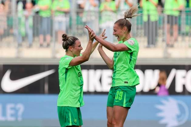 Sarai Linder (VfL Wolfsburg) bejubelt ihren Treffer zum 1:0 mit Svenja Huth (VfL Wolfsburg), Google Pixel Frauen-Bundesliga, VfL Wolfsburg vs SV Werder Bremen, AOK Stadion am 02. September 2024 in Wolfsburg, Deutschland. (Foto von Marco Steinbrenner DeFodi Images) Sarai Linder (VfL Wolfsburg) celebrates after scoring her teams first goal with Svenja Huth (VfL Wolfsburg), Google Pixel Frauen-Bundesliga, VfL Wolfsburg vs SV Werder Bremen, AOK Stadion, September 2, 2024 in Wolfsburg, Germany. (Photo by Marco Steinbrenner DeFodi Images) DFB DFL REGULATIONS PROHIBIT ANY USE OF PHOTOGRAPHS AS IMAGE SEQUENCES AND OR QUASI-VIDEO. Defodi-700_wob_werder_20240902_161