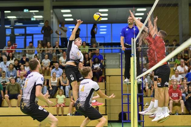 Angriff, Raphael Luca Noz (Barock Volleys MTV Ludwigsburg, 11), davor Steffen Haussmann (Barock Volleys MTV Ludwigsburg, 05) und Darius Diefenbach (Barock Volleys MTV Ludwigsburg, 04), im Block Jakob Elsaesser (TV Rottenburg, 04), David Dornauf (TV Rottenburg, 05) TV Rottenburg - Barock Volleys MTV Ludwigsburg, Volleyball, Testspiel, 03.09.2024, TV Rottenburg - Barock Volleys MTV Ludwigsburg, Volleyball, Testspiel, 03.09.2024 Rottenburg Copyright: xEibner-Pressefoto RalphxKunzex EP_RKE