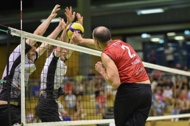 Moritz Rauber (TV Rottenburg, 02) schlaegt in den Block von Philipp Herrmann (Barock Volleys MTV Ludwigsburg, 02) und Steffen Haussmann (Barock Volleys MTV Ludwigsburg, 05) TV Rottenburg - Barock Volleys MTV Ludwigsburg, Volleyball, Testspiel, 03.09.2024, TV Rottenburg - Barock Volleys MTV Ludwigsburg, Volleyball, Testspiel, 03.09.2024 Rottenburg Copyright: xEibner-Pressefoto RalphxKunzex EP_RKE