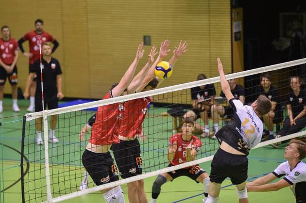 Mykyta Shapovalov (Barock Volleys MTV Ludwigsburg, 12) bleibt im Block von Niklas Lichtenauer (TV Rottenburg, 08) und Maik Trautmann (TV Rottenburg, 06) haengen TV Rottenburg - Barock Volleys MTV Ludwigsburg, Volleyball, Testspiel, 03.09.2024, TV Rottenburg - Barock Volleys MTV Ludwigsburg, Volleyball, Testspiel, 03.09.2024 Rottenburg Copyright: xEibner-Pressefoto RalphxKunzex EP_RKE