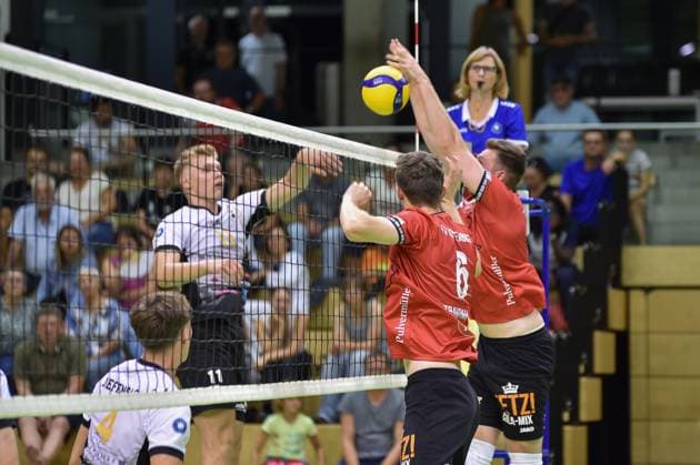 Block von Niklas Lichtenauer (TV Rottenburg, 08) gegen Raphael Luca Noz (Barock Volleys MTV Ludwigsburg, 11), davor Maik Trautmann (TV Rottenburg, 06) und Darius Diefenbach (Barock Volleys MTV Ludwigsburg, 04) TV Rottenburg - Barock Volleys MTV Ludwigsburg, Volleyball, Testspiel, 03.09.2024, TV Rottenburg - Barock Volleys MTV Ludwigsburg, Volleyball, Testspiel, 03.09.2024 Rottenburg Copyright: xEibner-Pressefoto RalphxKunzex EP_RKE