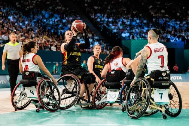Paris 2024 Paralympics: Rollstuhlbasketball Viertelfinale Kanada - Deutschland Damen, 04.09.2024 PARIS, FRANKREICH 04. September - Rollstuhlbasketball Viertelfinale Kanada - Deutschland Damen, Paris 2024 Paralympics am 04.09.2024 in der Bercy Arena in Paris Frankreich. Rosalie Lalonde (Kanada, 4), Mareike Miller (Deutschland, 4) im Wurf, Puisand Lai (Kanada, 10), Cindy Ouelett (Kanada, 7) Copyright: xBEAUTIFULxSPORTS Wunderlx