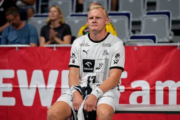 Patrick Wiencek (THW, 17) sitzt nach seiner Roten Karte in der Hallenecke, Rote Karte, Platzverweis, Feldverweis, Hinausstellung, Highlight, red card, dismissal, sending-off, Action, Aktion, Spielszene, 05.09.2024, Mannheim (Deutschland), Handball, Bundesliga, Rhein-Neckar Löwen - THW Kiel