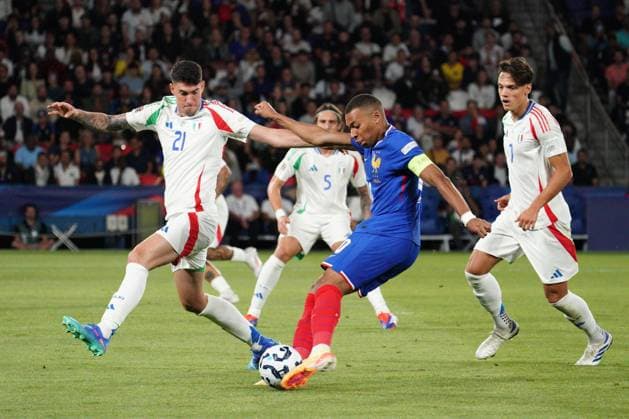 Kylian Mbappe of France France v Italy, UEFA Nations League, League A, Group 2, Football, Stade de France, Paris, France, UK, 06 Sep 2024 EDITORIAL USE ONLY No use with unauthorised audio, video, data, fixture lists, club league logos or live services. Online in-match use limited to 120 images, no video emulation. No use in betting, games or single club league player publications. Copyright: xDavexWinter Shutterstockx 14700274aj