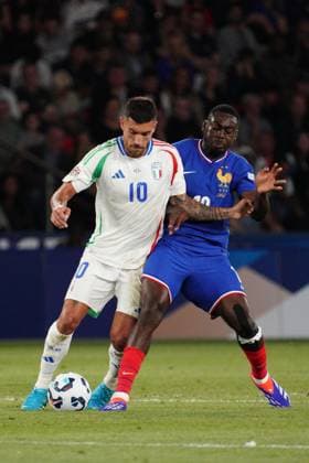 Lorenzo Pellegrini of Italy is tackled by Youssouf Fofana of France France v Italy, UEFA Nations League, League A, Group 2, Football, Stade de France, Paris, France, UK, 06 Sep 2024 EDITORIAL USE ONLY No use with unauthorised audio, video, data, fixture lists, club league logos or live services. Online in-match use limited to 120 images, no video emulation. No use in betting, games or single club league player publications. Copyright: xDavexWinter Shutterstockx 14700274al