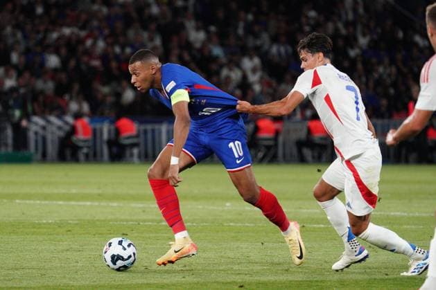 Kylian Mbappe of France is held back by Samuele Ricci of Italy France v Italy, UEFA Nations League, League A, Group 2, Football, Stade de France, Paris, France, UK, 06 Sep 2024 EDITORIAL USE ONLY No use with unauthorised audio, video, data, fixture lists, club league logos or live services. Online in-match use limited to 120 images, no video emulation. No use in betting, games or single club league player publications. Copyright: xDavexWinter Shutterstockx 14700274an