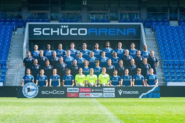DSC Arminia Bielefeld; 3. Liga, Porträttermin 2024 2025, Mannschaftsfoto, hi. Reihe v.li.: Louis Oppie, Merveille Biankadi, Joel Felix, Maximilian Großer, Lukas Kunze, Gerrit Gohlke, Andrà Becker, Julian Kania, Semi Belkahia, Noah Sarenren Bazee, dritte Reihe v.li. Niklas Klasen (Athletik-Trainer), Janik Steringer (Co-Trainer und Video-Analyst), Michael Schweika (Physiotherapeut), Leon Schneider, Felix Hagmann, Jeredy Hilterman, Stefano Russo, Isaiah Young, Sebastian Wolf (Zeugwart), Rainer Schonz (Zeugwart), Dr. Andreas Elsner (Mannschaftsarzt), zweite Reihe v.li. Mitch Kniat (Trainer), Daniel Jara (Co-Trainer), Oliver Döking (Co-Trainer), Steffen Süßner (Torwart-Trainer), Mael Corboz, Kaito Mizuta, Arne Böker (Physiotherapeut), Mario Bertling (Physiotherapeut), PD Dr. Tim Niedergassel (Mannschaftsarzt), Prof. Dr. Stefan Budde (Mannschaftsarzt), vordere Reihe v.li. Christopher Lannert, Mika Schroers, Sam Schreck, Aygün Yildirim, Artem Zaloha, Jonas Kersken, Leo Oppermann, Nassim Boujellab, Marius Wörl, Max Lippert, Justin Lukas. Bielefeld Nordrhein-Westfalen Deutschland Schüco-Arena