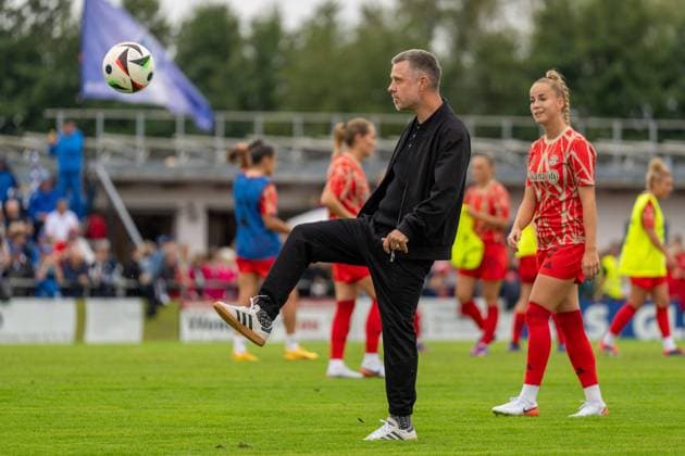 Alexander Straus (Bayern Muenchen, Trainer) jongliert, GER, SC Sand vs FC Bayern Muenchen, Fussball DFB Pokal Frauen, 2. Runde, Saison 2024 2025, 08.09.2024 DFL DFB regulations prohibit any use of photographs as image sequences and or quasi-video GER, SC Sand vs FC Bayern Muenchen, Fussball DFB Pokal Frauen, 2. Runde, Saison 2024 2025, 08.09.2024, Sand Copyright: xEibner-Pressefoto StefanxMayerx EP_SMR