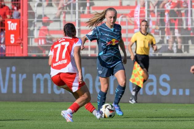 GER, Berlin, Fussball, 1. FC Union Berlin vs Rasenballsport Leipzig - DFB-Pokal, 2. Spieltag, Frauen, Bundesliga, DFB, Spielzeit 2024 2025, Alte Foersterei, v.l. Athanasia Moraitou (Union Berlin 77), Vanessa Fudalla (RB Leipzig 10), Zweikampf, Action, Kampf, kaempft um den Ball, DFB DFL REGULATIONS PROHIBIT ANY USE OF PHOTOGRAPHS AS IMAGE SEQUENCES AND OR QUASI-VIDEO, 08.09.2024, Copyright: HMBxMedia UwexKoch