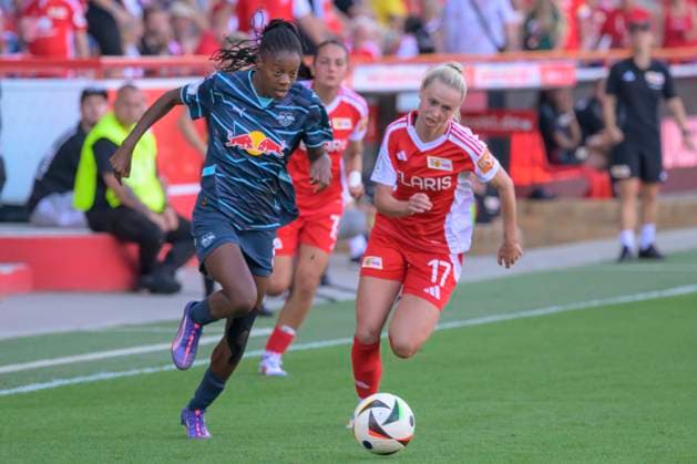 GER, Berlin, Fussball, 1. FC Union Berlin vs Rasenballsport Leipzig - DFB-Pokal, 2. Spieltag, Frauen, Bundesliga, DFB, Spielzeit 2024 2025, Alte Foersterei, v.l. Lydia Andrade (RB Leipzig 17), Athanasia Moraitou (Union Berlin 77), Lydia Andrade (RB Leipzig 17), Zweikampf, Action, Kampf, kaempft um den Ball, DFB DFL REGULATIONS PROHIBIT ANY USE OF PHOTOGRAPHS AS IMAGE SEQUENCES AND OR QUASI-VIDEO, 08.09.2024, Copyright: HMBxMedia UwexKoch