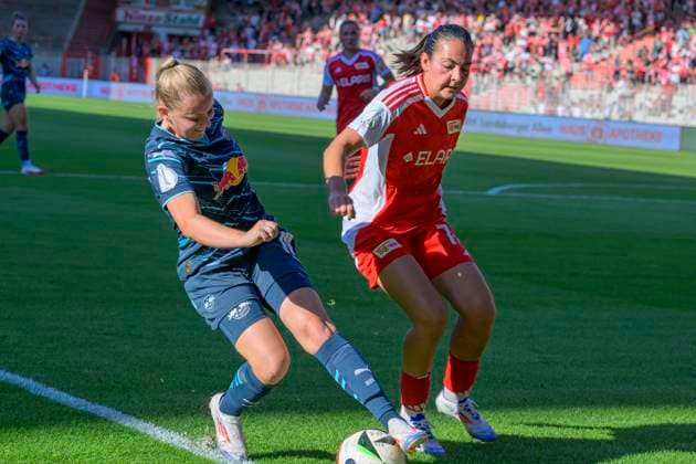 GER, Berlin, Fussball, 1. FC Union Berlin vs Rasenballsport Leipzig - DFB-Pokal, 2. Spieltag, Frauen, Bundesliga, DFB, Spielzeit 2024 2025, Alte Foersterei, v.l. Vanessa Fudalla (RB Leipzig 10), Athanasia Moraitou (Union Berlin 77), Zweikampf, Action, Kampf, kaempft um den Ball, DFB DFL REGULATIONS PROHIBIT ANY USE OF PHOTOGRAPHS AS IMAGE SEQUENCES AND OR QUASI-VIDEO, 08.09.2024, Copyright: HMBxMedia UwexKoch