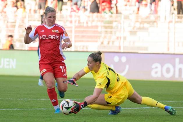 GER, Berlin, Fussball, 1. FC Union Berlin vs Rasenballsport Leipzig - DFB-Pokal, 2. Spieltag, Frauen, Bundesliga, DFB, Spielzeit 2024 2025, Alte Foersterei, v.l. Dina Orschmann (Union Berlin 11), Elvira Herzog (RB Leipzig 01), Zweikampf, Action, Kampf, kaempft um den Ball, DFB DFL REGULATIONS PROHIBIT ANY USE OF PHOTOGRAPHS AS IMAGE SEQUENCES AND OR QUASI-VIDEO, 08.09.2024, Copyright: HMBxMedia UwexKoch
