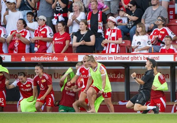 Fußball, Frauen, Saison 2024 2025, DFB-Pokal (2. Runde), 1. FC Union Berlin - RB Leipzig, Dina Orschmann (M., 1. Frauen 1. FC Union), Trainerin Ailien Poese (r., 1. Frauen 1. FC Union), Jubel nach dem Abpfiff, 08.09. 2024, Copyright: xMatthiasxKochx