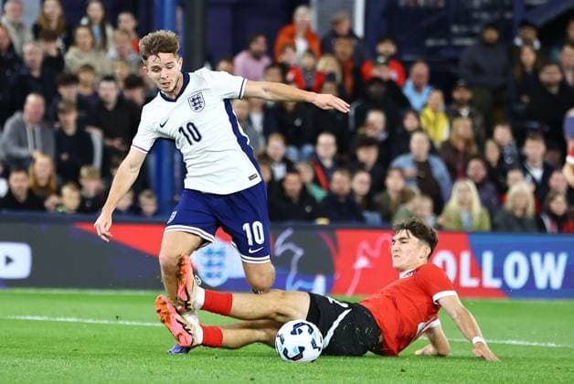 James McAtee of England U21, U 21 s is fouled by Florian Micheler of Austria u21 s - penalty is given England U21 v Austria U21, International Friendly, Länderspiel, Nationalmannschaft Football, Kenilworth Road, Luton, UK, 09 Sep 2024 EDITORIAL USE ONLY No use with unauthorised audio, video, data, fixture lists, club league logos or live services. Online in-match use limited to 120 images, no video emulation. No use in betting, games or single club league player publications. Copyright: xMichaelxZemanek Shutterstockx 14706562l