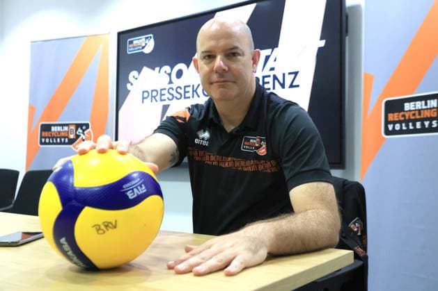 DEU, DVV, 1.VBL, BR Volleys, Saisonauftakt-Pressekonferenz, 10.09.2024, Berlin, Berlin, DEU, DVV, 1.VBL, BR Volleys, Saisonauftakt-Pressekonferenz, im Bild Geschäftsführer Kaweh Niroomand, Cheftrainer Joel Banks Foto: Juergen Engler nordphoto GmbH
