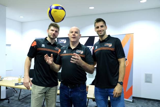 DEU, DVV, 1.VBL, BR Volleys, Saisonauftakt-Pressekonferenz, 10.09.2024, Berlin, Berlin, DEU, DVV, 1.VBL, BR Volleys, Saisonauftakt-Pressekonferenz, im Bild Ruben Scott und Moritz Reichert, Cheftrainer Joel Banks Foto: Juergen Engler nordphoto GmbH