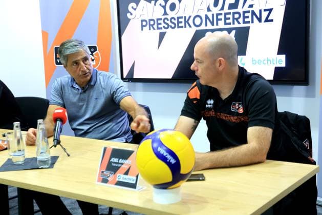 DEU, DVV, 1.VBL, BR Volleys, Saisonauftakt-Pressekonferenz, 10.09.2024, Berlin, Berlin, DEU, DVV, 1.VBL, BR Volleys, Saisonauftakt-Pressekonferenz, im Bild Geschäftsführer Kaweh Niroomand, Cheftrainer Joel Banks Foto: Juergen Engler nordphoto GmbH