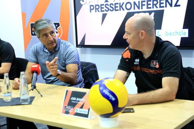 DEU, DVV, 1.VBL, BR Volleys, Saisonauftakt-Pressekonferenz, 10.09.2024, Berlin, Berlin, DEU, DVV, 1.VBL, BR Volleys, Saisonauftakt-Pressekonferenz, im Bild Geschäftsführer Kaweh Niroomand, Cheftrainer Joel Banks Foto: Juergen Engler nordphoto GmbH