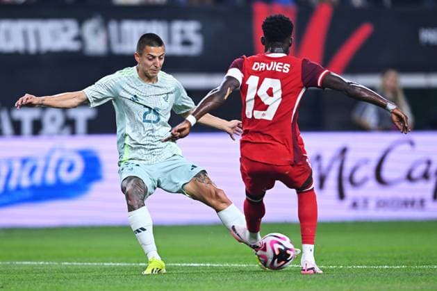 Fußball, Länderspiel, Mexiko - Kanada RECORD DATE NOT STATED Seleccion Mexicana 2024 Mexico 0-0 Canada Roberto Alvarado (L) of Mexico fights for the ball with Alphonso Davies (R) of Canada during the game International Friendly, Länderspiel, Nationalmannschaft between Mexican national team, Nationalteam (Mexico) and Canada at AT-T Stadium, on September 10, 2024, Arlington, Texas, United States. ARLINGTON TEXAS UNITED STATES Copyright: xJorgexMartinezx 20240910210223_SNM_MEX_CAN_ALVARADO190