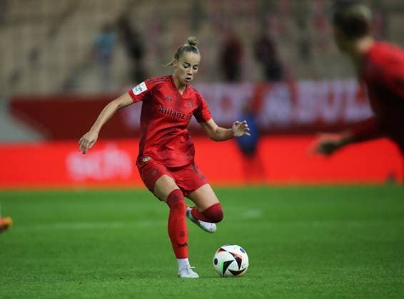 München, Deutschland 13. September 2024: Fussball, FRAUEN, GOOGLE PIXEL FRAUEN-BUNDESLIGA, Saison 2024 2025, FC Bayern München - RB Leipzig, Campus Giulia Gwinn (FC Bayern München) spielt einen Ball, Einzelaktion, Freisteller, Ganzkörperaufnahme