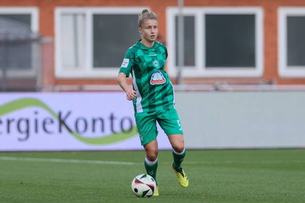 v.li.: Michelle Ulbrich (SV Werder Bremen, 5) am Ball, Freisteller, Einzelbild, Ganzkörper, Aktion, Action, Spielszene, 14.09.2024, Bremen (Deutschland), Fussball, Google Pixel Frauen-Bundesliga, SV Werder Bremen - 1. FFC Turbine Potsdam