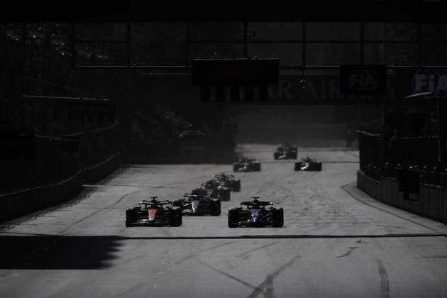04 NORRIS Lando (gbr), McLaren F1 Team MCL38, action, 22 TSUNODA Yuki (jap), Visa Cash App RB F1 Team VCARB 01, action during the Formula 1 Azerbaijan Grand Prix 2024, 17th round of the 2024 Formula One World Championship, WM, Weltmeisterschaft from September 13 to 15, 2024 on the Baku City Circuit, in Baku, Azerbaijan - F1 - AZERBAIJAN GRAND PRIX 2024 DPPI Panoramic 240915_R17_AZERBAIJAN_DP_EA010635