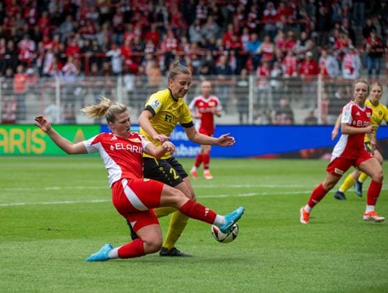 Fussball, Frauen, Saison 2024 2025, 2. Frauen-Bundesliga (3. Spieltag), 1. FC Union Berlin - SV 67 Weinberg, v. l. Dina Orschmann (1. Frauen 1. FC Union), Anna Grimm (Weinberg), Vorlage zum Tor zum 1:0 durch Lisa Heiseler (rechts, 1. Frauen 1. FC Union), 15.09. 2024, Copyright: xMatthiasxKochx
