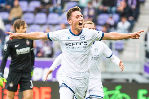 15.09.2024, xomx, Fussball 3.Liga, Erzgebirge Aue - Arminia Bielefeld emspor, v.l. jubelt, Torjubel, Tor, Goal, Jubel, Freude, freuen zum 1:3. +Marius Wörl (Arminia Bielefeld), Mika Schrörs (Arminia Bielefeld) (DFL DFB REGULATIONS PROHIBIT ANY USE OF PHOTOGRAPHS as IMAGE SEQUENCES and or QUASI-VIDEO) Aue