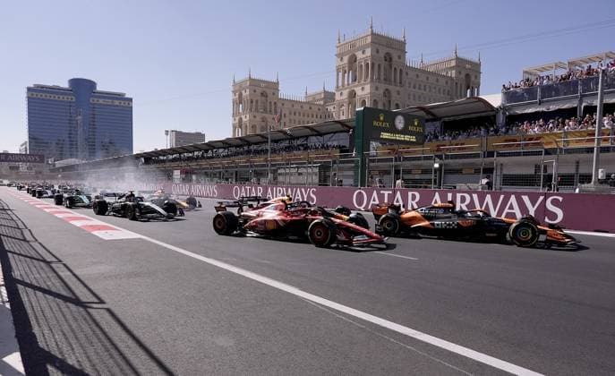 15.09.2024, Baku City Circuit , Baku, FORMULA 1 QATAR AIRWAYS AZERBAIJAN GRAND PRIX 2024 ,im Bild Rennstart:, Charles Leclerc (MCO), Scuderia Ferrari HP, Oscar Piastri (AUS), McLaren F1 Team, Sergio Perez (MEX), Oracle Red Bull Racing, Carlos Sainz Jr. (ESP), George Russell (GBR), Mercedes-AMG Petronas Formula One Team, Max Verstappen (NLD), Fernando Alonso (ESP), Aston Martin Aramco Cognizant Formula One Team, Nico Hülkenberg (DEU), MoneyGram Haas F1 Team Defodi-506_20240915_hbr_3106