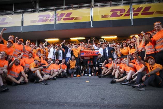 McLaren F1 Team, NORRIS Lando (gbr), McLaren F1 Team MCL38, portrait, STELLA Andrea (ita), Team Principal of McLaren F1 Team, portrait and PIASTRI Oscar (aus), McLaren F1 Team MCL38, portrait celebration during the Formula 1 Azerbaijan Grand Prix 2024, 17th round of the 2024 Formula One World Championship, WM, Weltmeisterschaft from September 13 to 15, 2024 on the Baku City Circuit, in Baku, Azerbaijan - F1 - AZERBAIJAN GRAND PRIX 2024 DPPI Panoramic 240915_R17_AZERBAIJAN_DP_EA012709