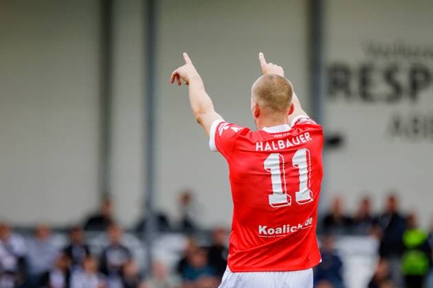 Phil Halbauer (FC Energie Cottbus, 11) jubelt nach Tor zum 0:2 durch Tolcay Cigerci (FC Energie Cottbus, 10) GER, SC Verl vs. FC Energie Cottbus, Fussball, 3. Liga, 5. Spieltag, Spielzeit 2024 2025, 15.09.2024 DFL Regulations prohibit any use of photographers as image sequences and or quasi-video. GER, SC Verl vs. FC Energie Cottbus, Fussball, 3. Liga, 5. Spieltag, Spielzeit 2024 2025, 15.09.2024 Verl Copyright: xEibner-Pressefotox xJanxRollingerx EP_JSK