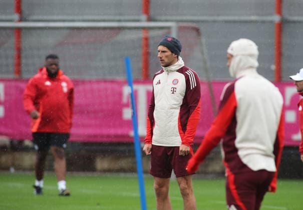 München, Deutschland 16. September 2024: Fussball, Herren, Saison 2024 2025, FC Bayern München, Säbener Strasse, Trainingsgelände, Abschlusstraining, Champions League Leon Goretzka (FC Bayern München) stehend beim Aufwärmen, nachdenken, nachdenklich