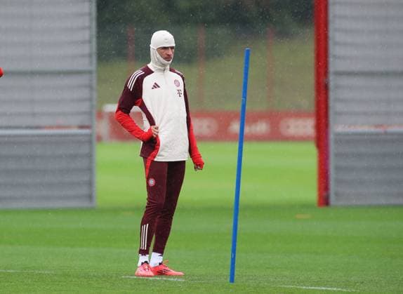 München, Deutschland 16. September 2024: Fussball, Herren, Saison 2024 2025, FC Bayern München, Säbener Strasse, Trainingsgelände, Abschlusstraining, Champions League Thomas Müller, Mueller (FC Bayern München) stehend mit Raumkappe, Mütze, Regenschutz