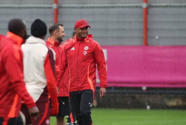 München, Deutschland 16. September 2024: Fussball, Herren, Saison 2024 2025, FC Bayern München, Säbener Strasse, Trainingsgelände, Abschlusstraining, Champions League Vincent Kompany, Trainer (FC Bayern München) mit Blick nach links, lächeln, grinsen