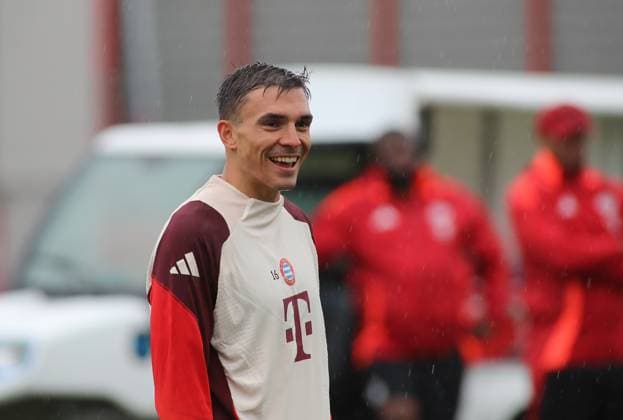 München, Deutschland 16. September 2024: Fussball, Herren, Saison 2024 2025, FC Bayern München, Säbener Strasse, Trainingsgelände, Abschlusstraining, Champions League Joao Palhinha (FC Bayern München) Kopf, Oberkörper, lächeln, lachen, grinsen