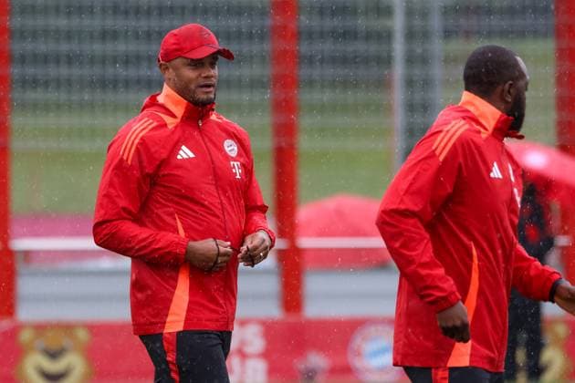 Vincent Kompany (FC Bayern Muenchen, Cheftrainer) beim Training im Regen, Abschlusstraining, FC Bayern Muenchen, Fussball, UEFA Champions League, 1. Spieltag, Saison 24 25, 16.09.2024, Abschlusstraining, FC Bayern Muenchen, Fussball, UEFA Champions League, 1. Spieltag, Saison 24 25, 16.09.2024 Muenchen Copyright: xEibner-Pressefoto JennixMaulx EP_JML