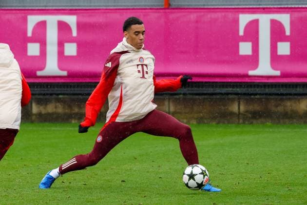Jamal Musiala (FC Bayern Muenchen, 42) mit Ball beim Training im Regen, Abschlusstraining, FC Bayern Muenchen, Fussball, UEFA Champions League, 1. Spieltag, Saison 24 25, 16.09.2024, Abschlusstraining, FC Bayern Muenchen, Fussball, UEFA Champions League, 1. Spieltag, Saison 24 25, 16.09.2024 Muenchen Copyright: xEibner-Pressefoto JennixMaulx EP_JML