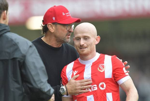 15.09.2024, GER, Fussball, 3.Liga, Saison 2024 2025, 05. Spieltag, Sportclub Arena, Verl SC Verl - FC Energie Cottbus 0 : 3 Claus-Dieter Wollitz (Trainer Energie Cottbus, links) mit Maximilian Krauß (Energie Cottbus), Aktion Einzelbild, Quer, Mimik, Gestik, Trainer, Coach