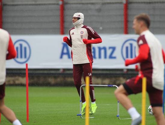 München, Deutschland 16. September 2024: Fussball, Herren, Saison 2024 2025, FC Bayern München, Säbener Strasse, Trainingsgelände, Abschlusstraining, Champions League Michael Olise (FC Bayern München) beim Aufwärmen, gut verpackt, Einzelaktion, Freisteller,Ganzkörperaufnahme