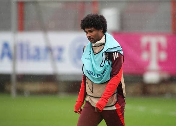 München, Deutschland 16. September 2024: Fussball, Herren, Saison 2024 2025, FC Bayern München, Säbener Strasse, Trainingsgelände, Abschlusstraining, Champions League Serge Gnabry (FC Bayern München) Kopf, Oberkörper mit Leibchen , Blick nach unten, nachdenken, in Gedanken