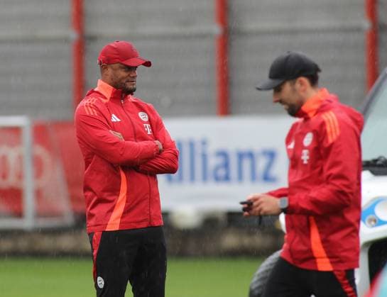 München, Deutschland 16. September 2024: Fussball, Herren, Saison 2024 2025, FC Bayern München, Säbener Strasse, Trainingsgelände, Abschlusstraining, Champions League Vincent Kompany, Trainer (FC Bayern München) stehend mit verschränkten Armen, zuschauen, beobachten