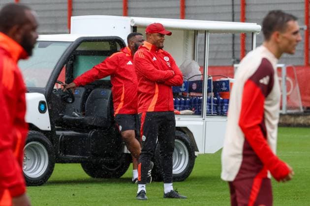 Vincent Kompany (FC Bayern Muenchen, Cheftrainer) beim Training im Regen, Abschlusstraining, FC Bayern Muenchen, Fussball, UEFA Champions League, 1. Spieltag, Saison 24 25, 16.09.2024, Abschlusstraining, FC Bayern Muenchen, Fussball, UEFA Champions League, 1. Spieltag, Saison 24 25, 16.09.2024 Muenchen Copyright: xEibner-Pressefoto JennixMaulx EP_JML